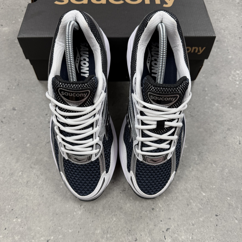 Saucony Progrid Omni 9 Deep Navy trainers, view 2