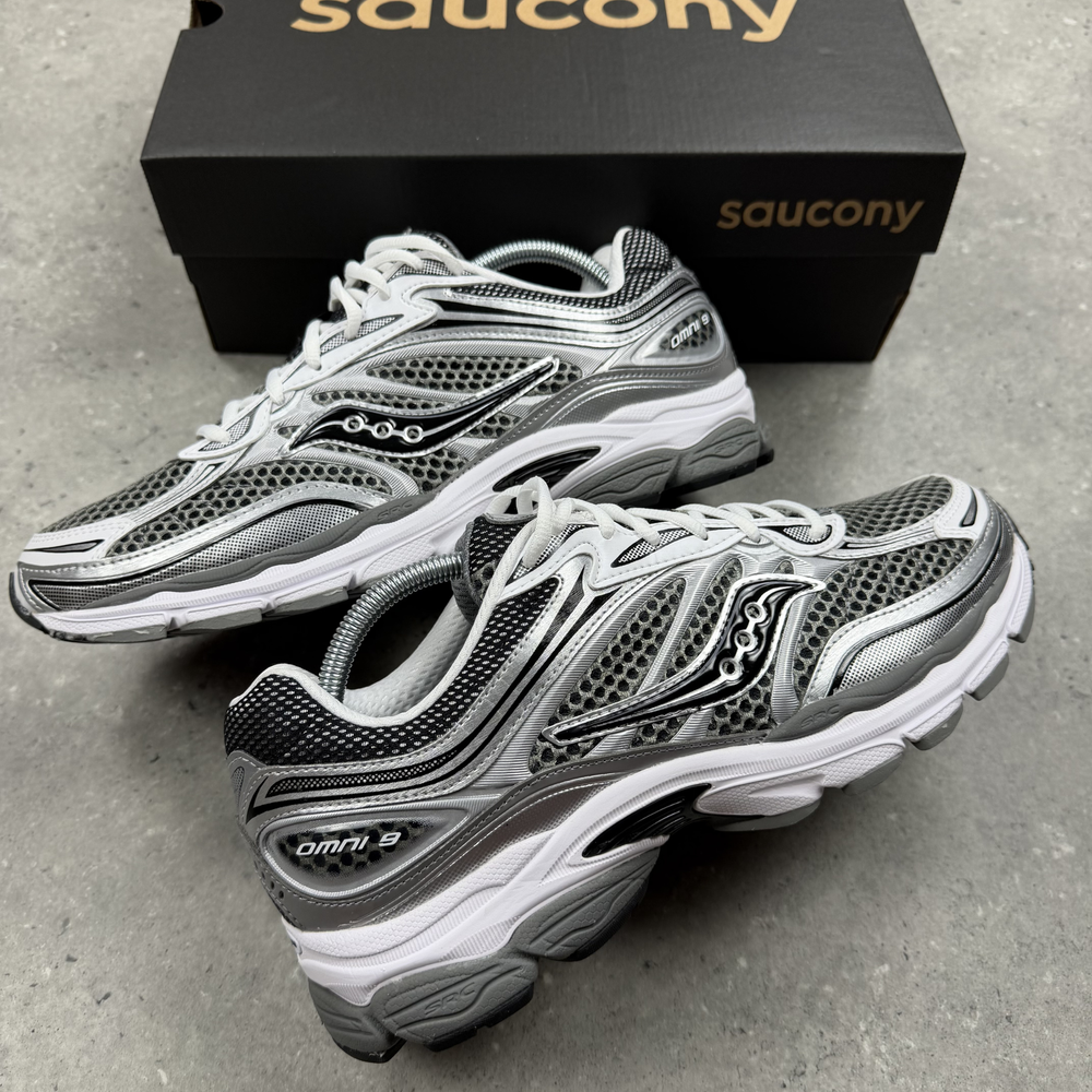 Saucony Progrid Omni 9 Grey Silver Black trainers, view 2